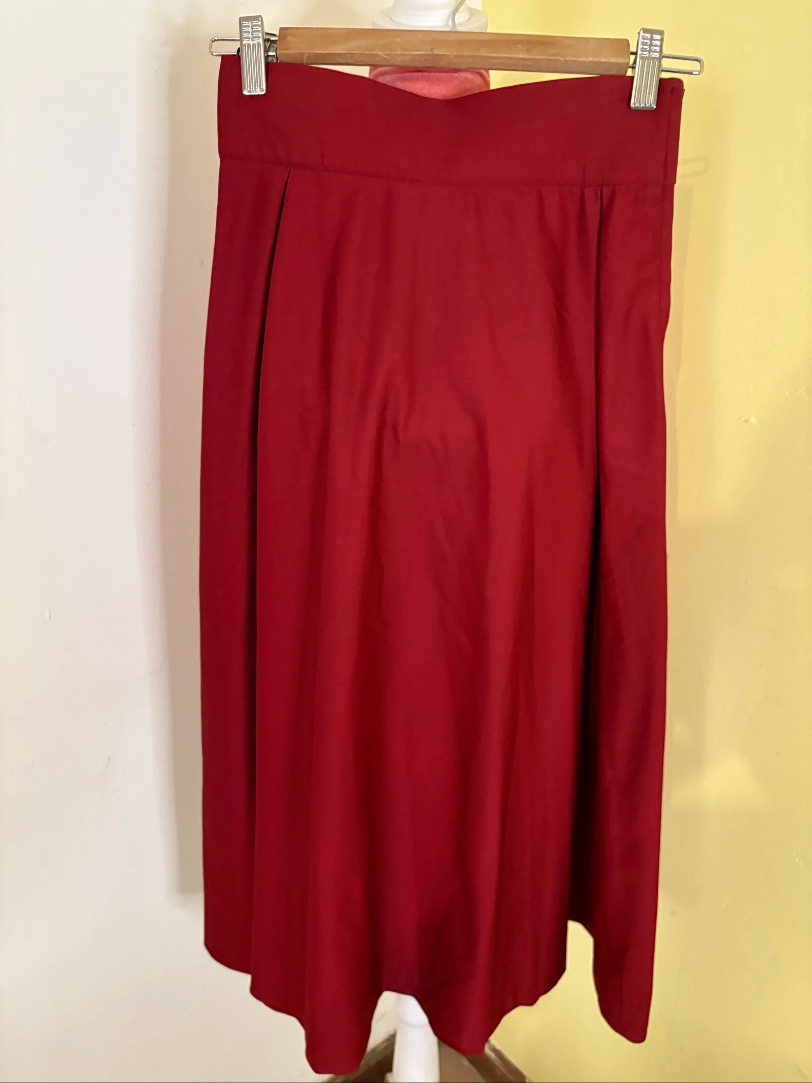 Vloeurige rok met hoge taille, brede tailleband, A-lijn snit – photo 3